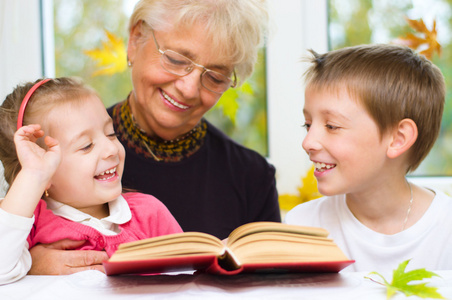 大奶奶给孙子们读一本书