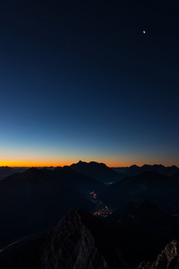 从一座山的山顶上的夜景