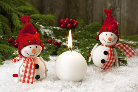 圣诞装饰品与雪人和蜡烛
