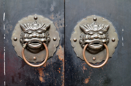 中国的青铜龙门环上木门