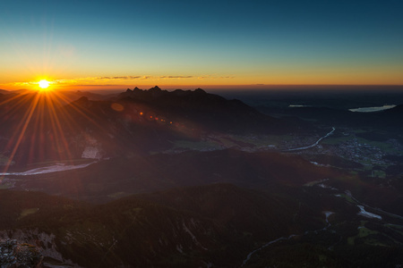 在日落时在奥地利阿尔卑斯山的阳光