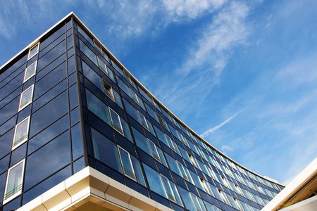 现代玻璃建筑映衬在蓝天下