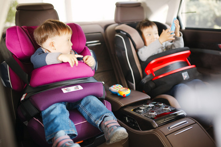 豪华婴儿汽车座椅安全与快乐的孩子