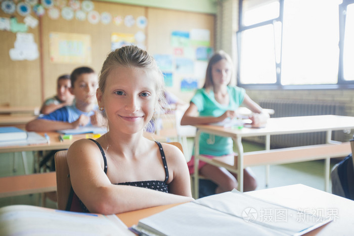 面带笑容的女学生坐在教室里