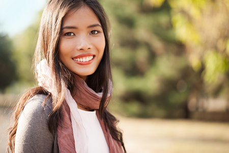 漂亮年轻的亚洲女子在户外