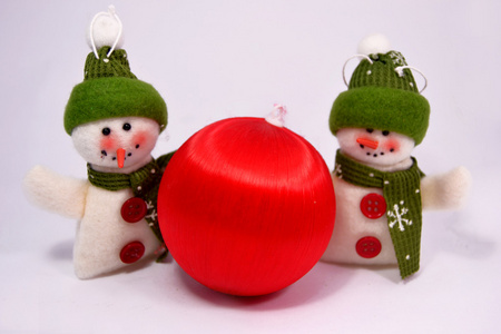 雪人与红色圣诞球