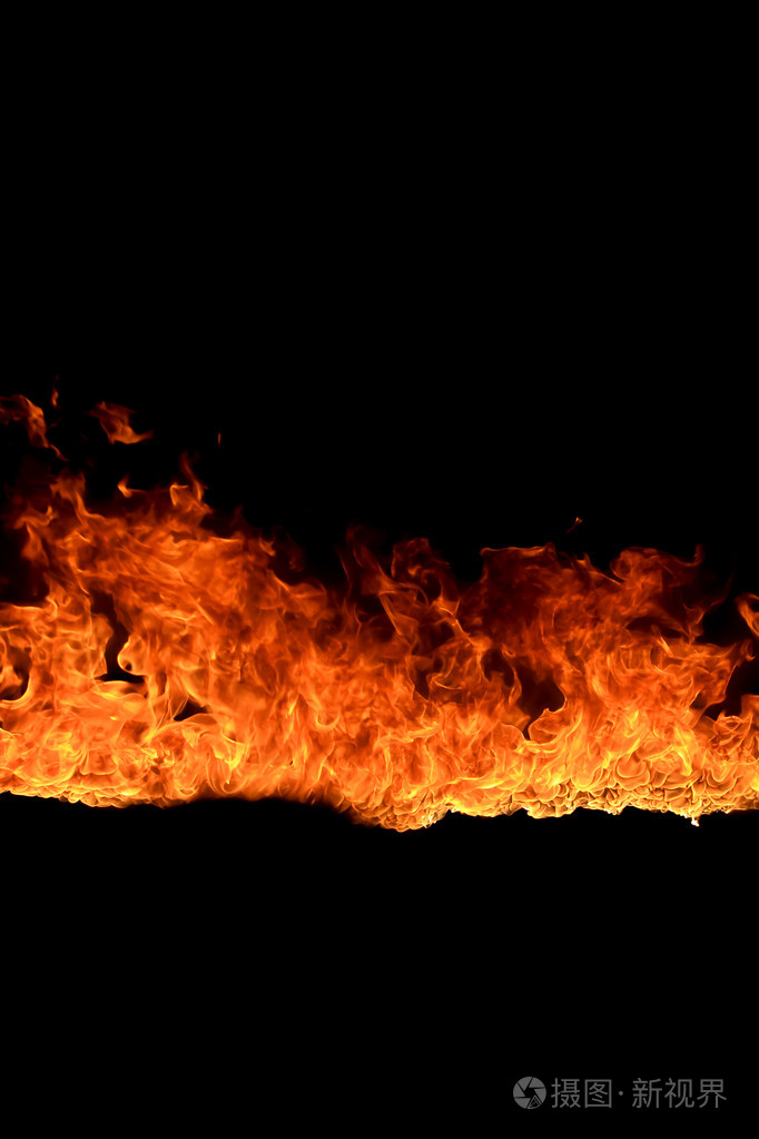 黑色背景上的熊熊火焰