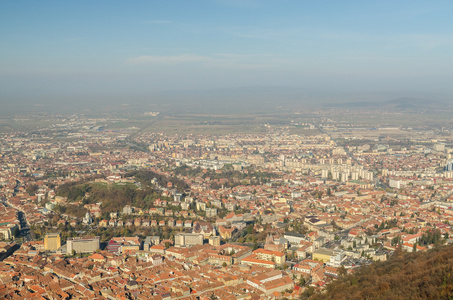 vista area de la ciudad de brasov en las montaas de los Crpat