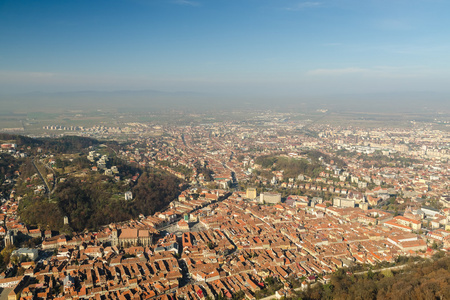 vista area de la ciudad de brasov en las montaas de los Crpat
