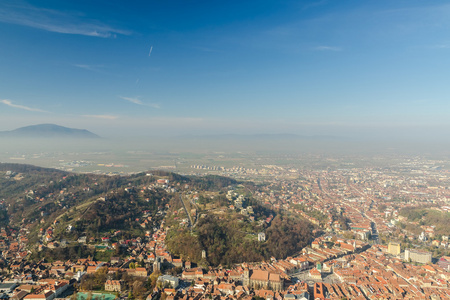 vista area de la ciudad de brasov en las montaas de los Crpat