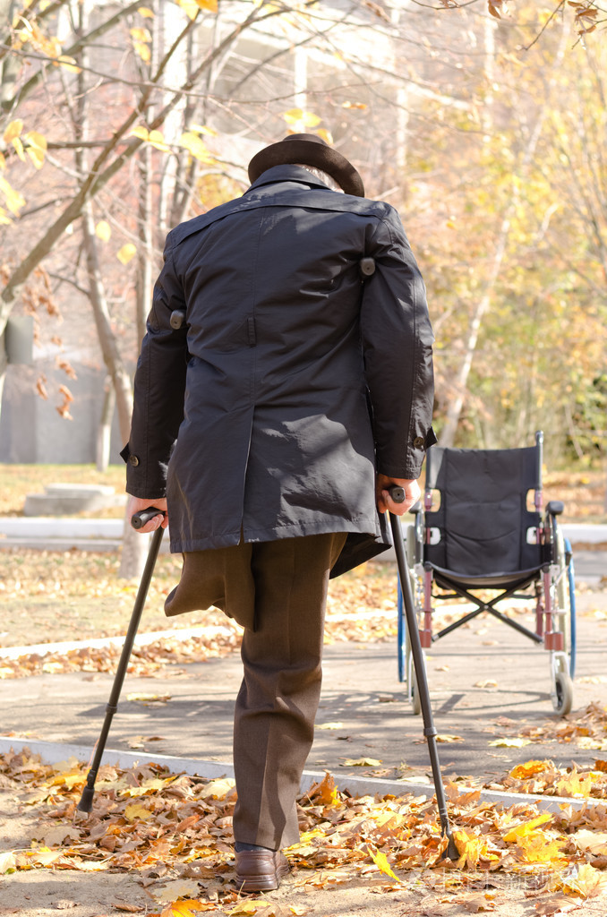 走路拄着拐杖的残疾人独腿的男人