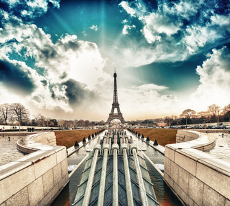 巴黎。美丽埃菲尔铁塔地标，在日落时从 troc 视图