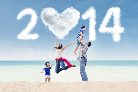 开朗的家人庆祝新的一年，在海滩
