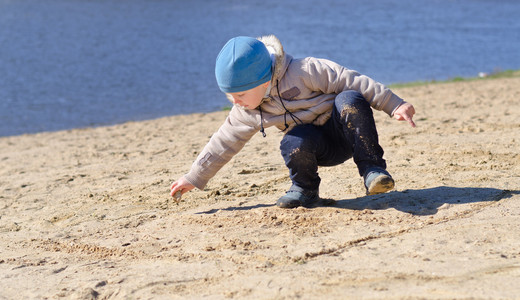 可爱的小男孩在沙滩上玩