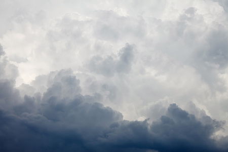 戏剧性天空与暴风雨云