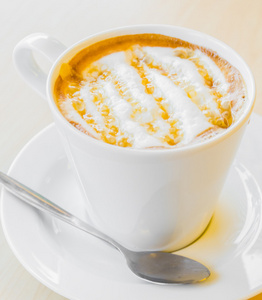 咖啡在白杯子与焦糖的顶端