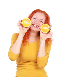 滑稽的女人用橘子