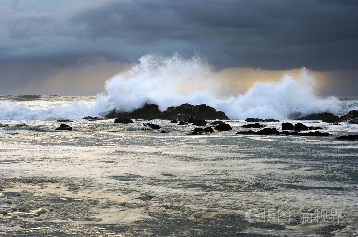 日落时的暴风雨天气