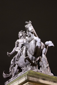 路易十四在巴黎的卢浮宫里的雕像
