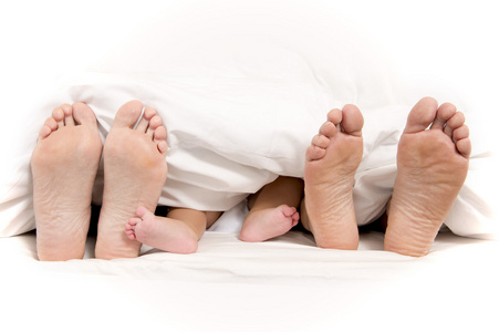 妈妈爸爸和宝宝脚在毯子下面照片