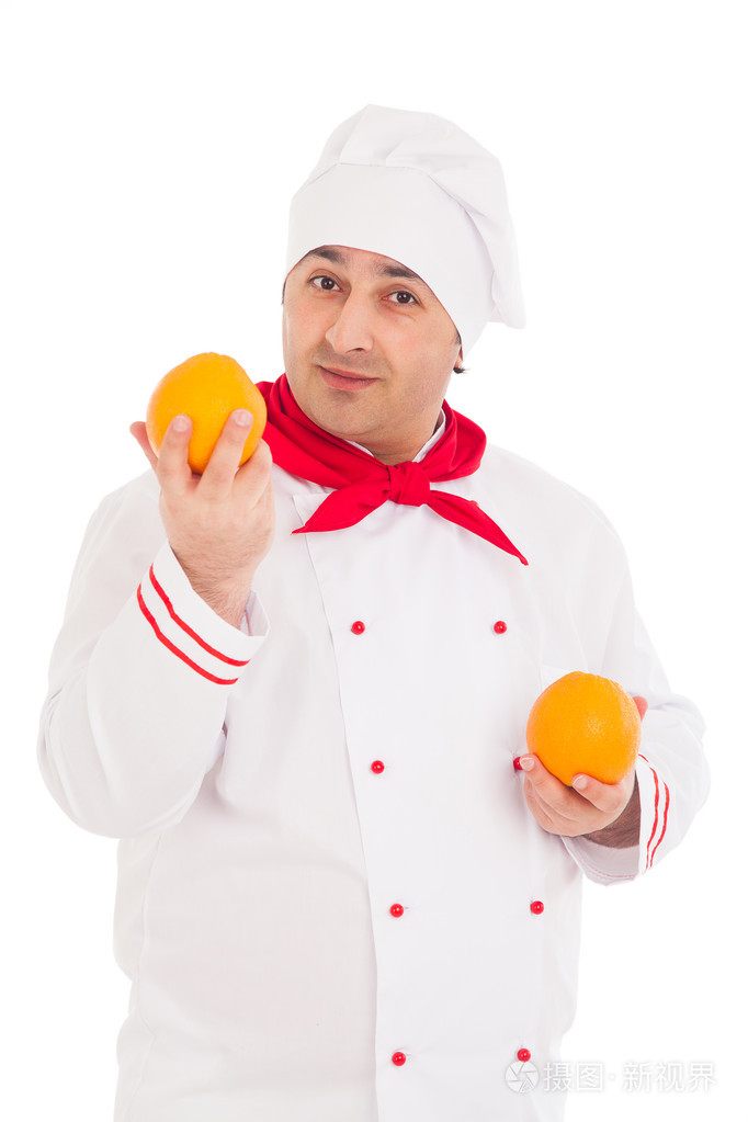 持身穿红色和白色制服的两个橙子的快乐厨师