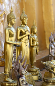 站黄金 karnjana wangvivagegaram 寺的佛像
