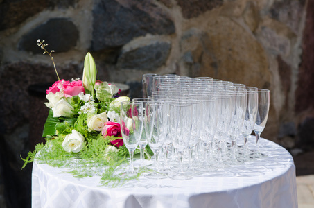 酒杯为婚礼表和花香