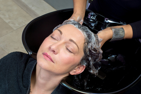 女人洗头发图片