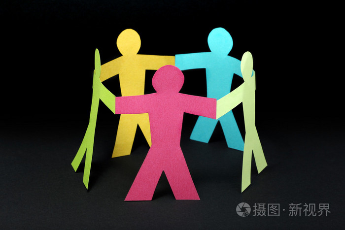 圈子里的黑色背景上的五颜六色的纸人