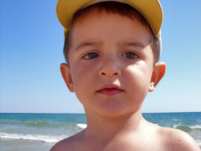 在海滩上的小男孩