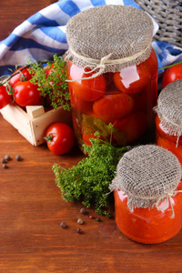 木桌上的美味罐头和新鲜西红柿