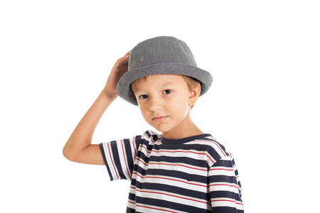条纹 t 恤和帽子的男孩