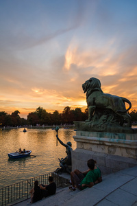狮子雕塑在好 retiro 公园湖中，马德里