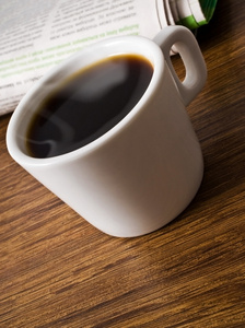 杯咖啡和报纸堆栈