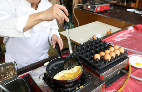 厨师烹饪一顿早餐煎蛋