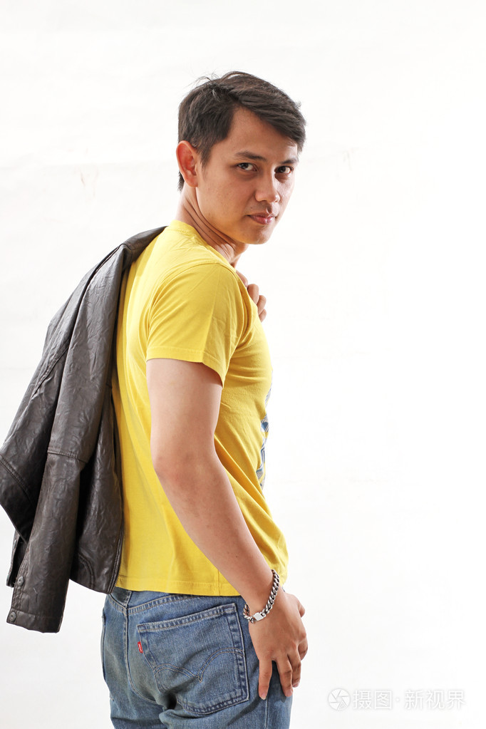 年轻英俊的印尼男子