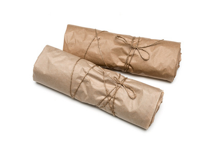 包裹包裹着孤立的褐色牛皮纸纸绑绳
