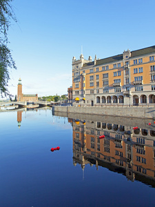 斯德哥尔摩。城市滨水区之一，其水中的倒影