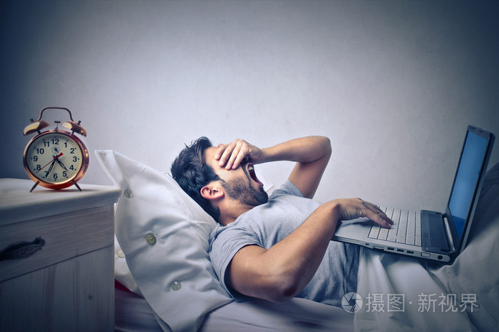 男人床上打着哈欠上阵