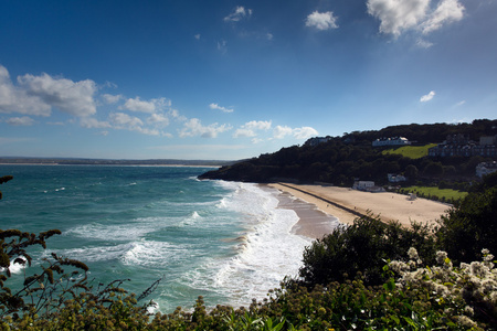 Porthminster 海滩圣艾夫斯康沃尔波的白色和蓝色是大海和天空上一个美丽的夏日