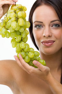 年轻漂亮的女人和新鲜的葡萄