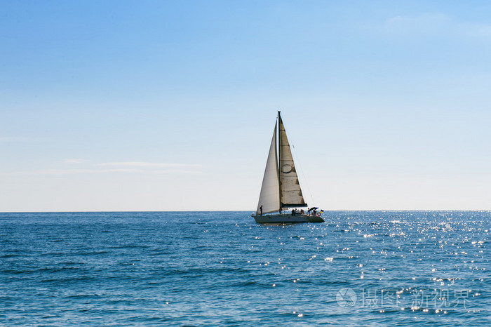 小帆船在湛蓝而平静的大海