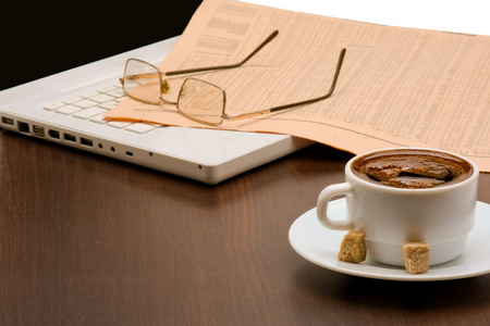 杯咖啡和报纸