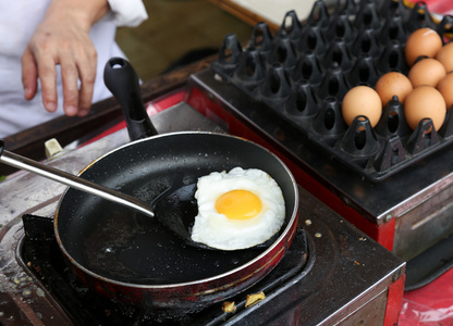 一名厨师做饭单面蛋