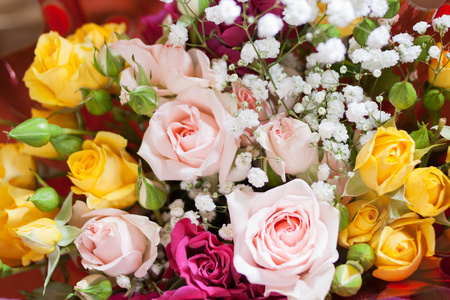 粉红色玫瑰花束花园树上的鲜粉色玫瑰桌上花束, 花店生意.