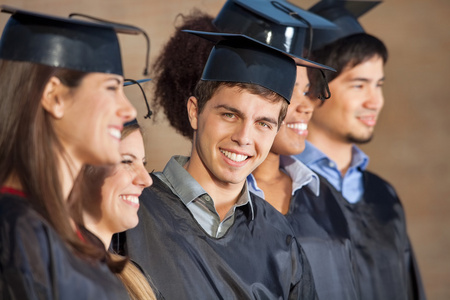 feliz hombre parado con los estudiantes sobre da de la graduaci