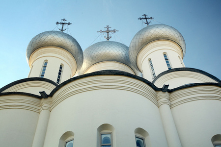 教堂的圆顶对着天空