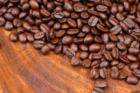 咖啡豆在木材的背景上