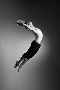 体操的白种男人灰色飞跃的姿势