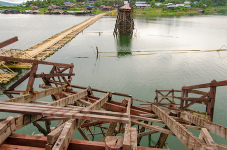 损坏的木桥图片